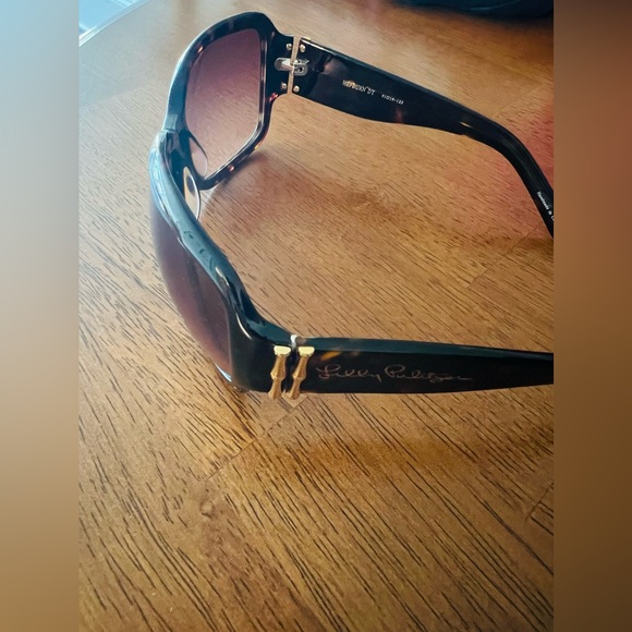 Lilly Pulitzer Brown Tortoise Shell Sunglasses with bamboo detailing - Picture 5 of 5